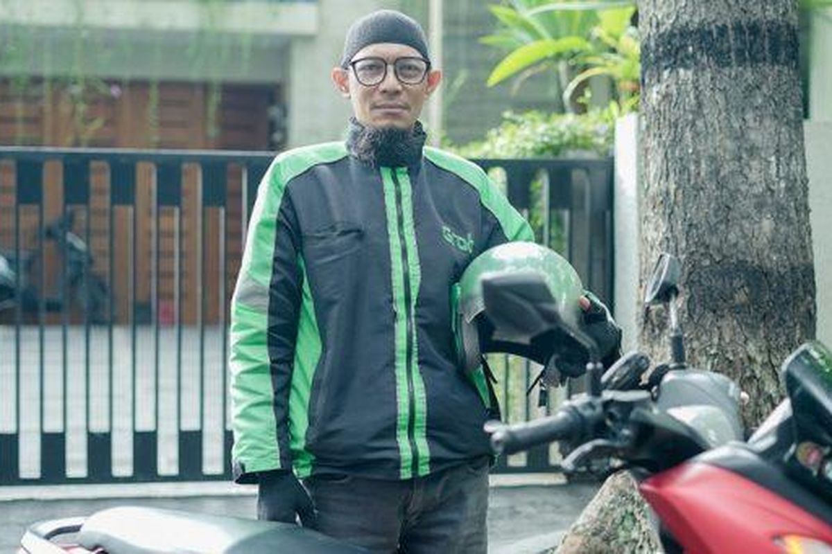 Rahadian Anton (45), salah satu dari sekian banyak mitra GrabBike di Bandung, yang masih terus berjuang memberikan layanan terbaiknya di tengah terpaan pandemi Covid-19.