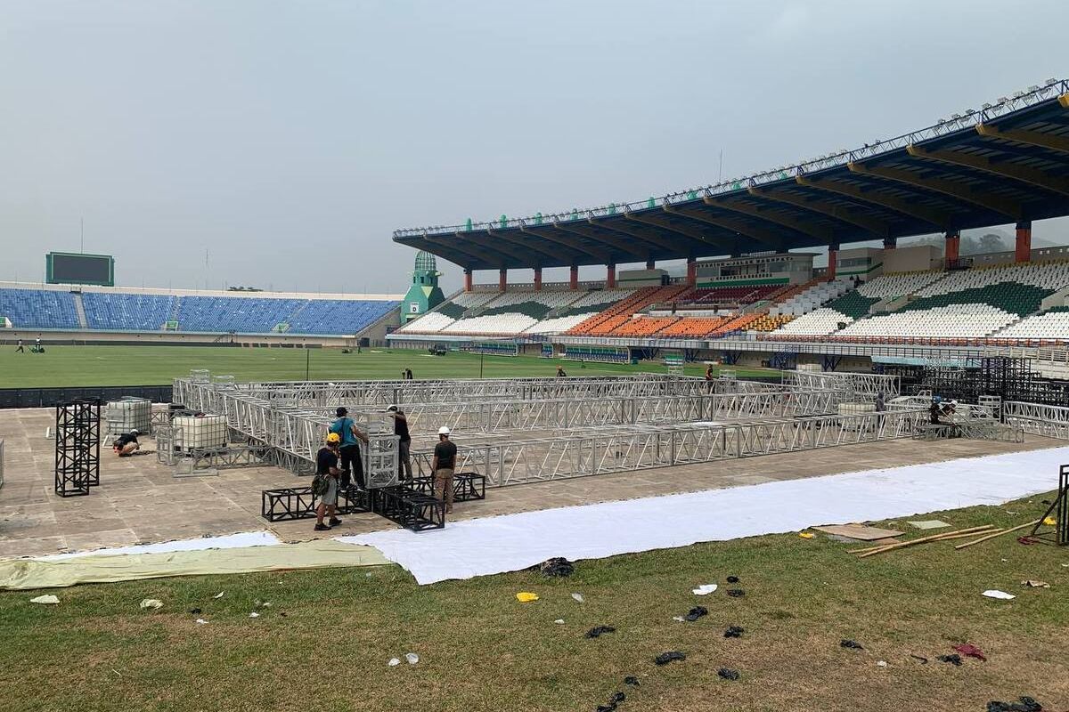 Panggung riging untuk konser Sheila On 7 tengah dibangun oleh para petugas Event Organizer (EO) di Stadion Si Jalak Harupat (SJH) , pada Senin (24/9/2024)