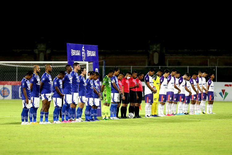 Para pemain Persib Bandung dan Persita Tangerang berkumpul di tengah lapangan Stadion I Gusti Ngurah Rai, Denpasar, Jumat (7/1/2022) dalam laga lanjutan pekan ke-18 Liga 1 2021-2022. 