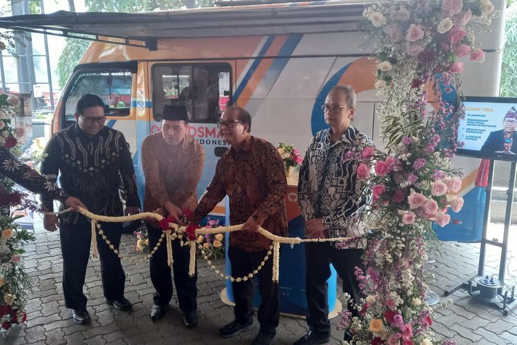 Sekretaris Kemenkop UKM Arif Rahman Hakim dan Ketua Ombudsman RI Muhammad Najih dalam perluncuran Posko Bersama Pengaduan Kredit Usaha Rakyat (KUR) bagi UMKM di kantor Kemenkop UKM, Jakarta Selatan, Kamis (31/8/2023).