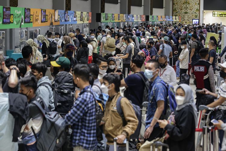 Sejumlah calon penumpang pesawat antre di loket lapor diri Terminal 2 keberangkatan domestik Bandara Soekarno Hatta, Tangerang, Banten, Sabtu (30/4/2022). PT Angkasa Pura II memprediksi puncak arus mudik jalur udara melalui Bandara Soekarno Hatta terjadi pada hari ini. ANTARA FOTO/Fauzan/tom.