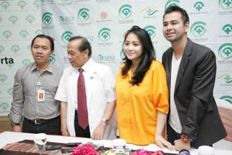 Pasangan artis Nagita Slavina dan Raffi Ahmad diabadikan usai jumpa pers tentang kelahiran anaknya, Rafathar Malik Ahmad, di RSIA Bunda, Menteng, Jakarta Selatan, Rabu (19/8/2015). 