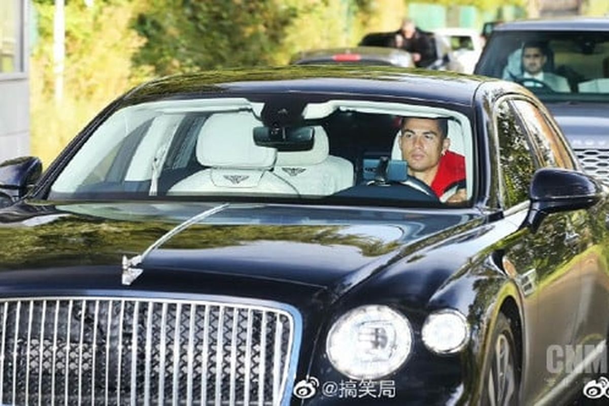 Christiano Ronaldo diduga pakai Huawei Mate RS Porsche Design