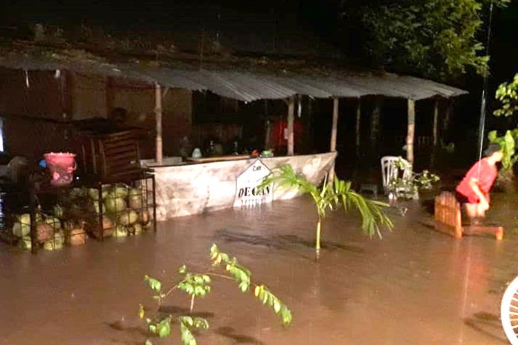 Sempat merendam sejumlah rumah dan akses jalan, banjir di Kabupaten Ngawi Rabu malam akibat meluapnya sungai Sawur yang berhulu di Gunung Lawu dipastikan telah surut.