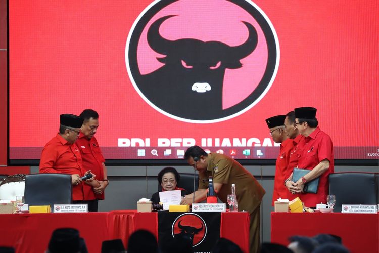 Ketua Umum PDI-P Megawati Soekarnoputri menandatangani penyerahan bantuan dana partai politik dari pemerintah kepada PDI-P, di Sekolah Partai, Lenteng Agung, Jakarta, Senin (31/7/2023).