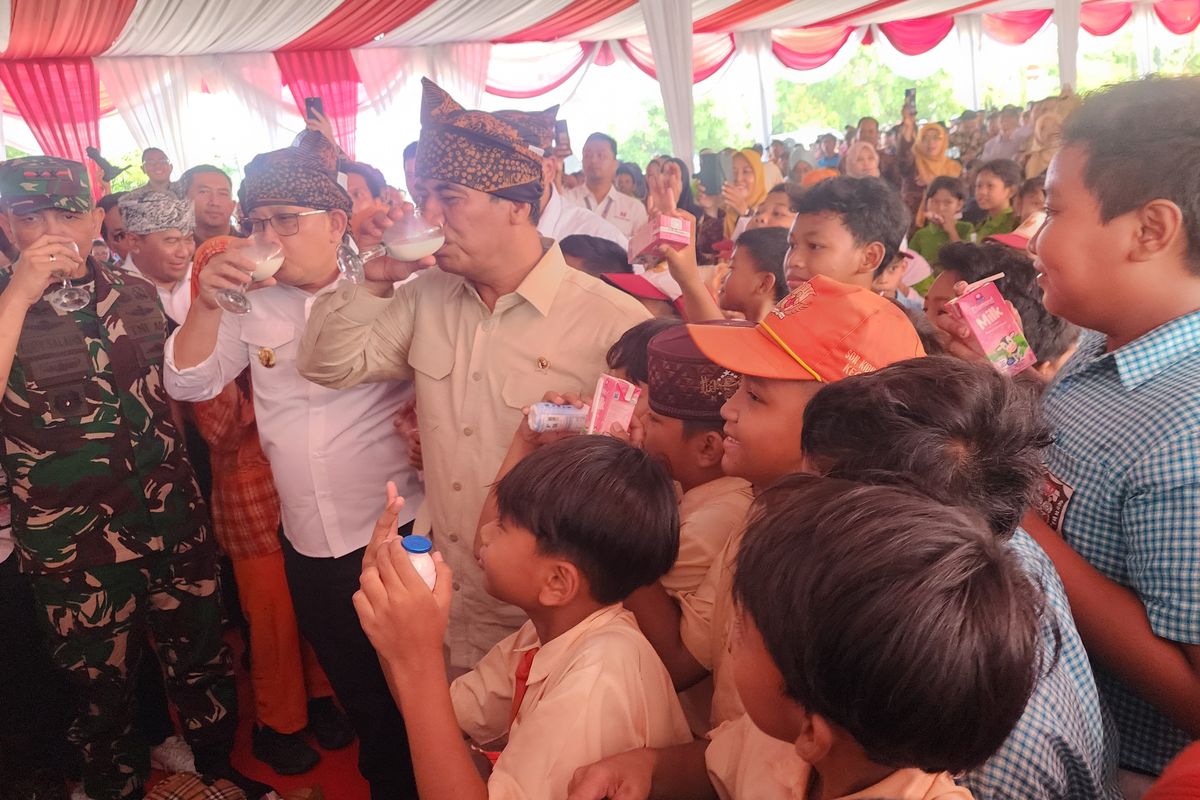 Menteri Pertanian (Mentan) Andi Amran Sulaiman minum susu bersama ribuan siswa di Pasuruan dalam rangka kunjungan ke Pasuruan, Jawa Timur, dalam rangka Gerakan Peningkatan Produksi Susu Segar Dalam Negeri, Kamis (14/11/2024) 