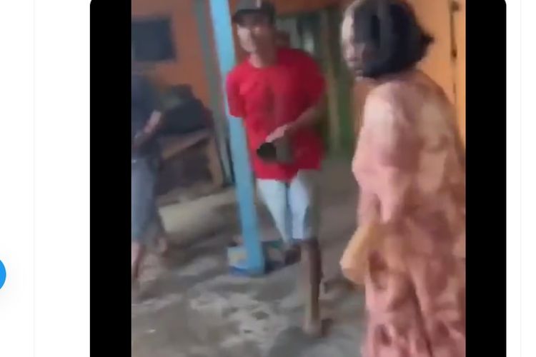 Viral di media sosial sejumlah video yang memperlihatkan emak-emak mengerebek sebuah bangunan yang diduga basecamp para pecandu narkoba di RT 05, Payo Sigadung, Kelurahan Rawasari, Kecamatan Alam Barang, Jambi, Sabtu (22/7/2023) siang.