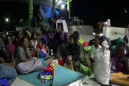 Ribuan Pengungsi Gempa Mamasa Terendam Banjir di Tengah Lapangan Bola