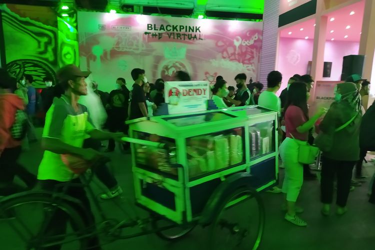 Pedagang roti keliling dengan gerobak di keriuhan para pengunjung di gerai saat perhelatan Citayam Fashion Week di kawasan Stasiun Kereta Api Commuter Line Sudirman, Jakarta Pusat, pada Sabtu (23/7/2022). 

Gerai kolaborasi PUBG Mobile dengan grup K-Pop Blackpink akan hadir sampai dengan Minggu (24/7/2022).