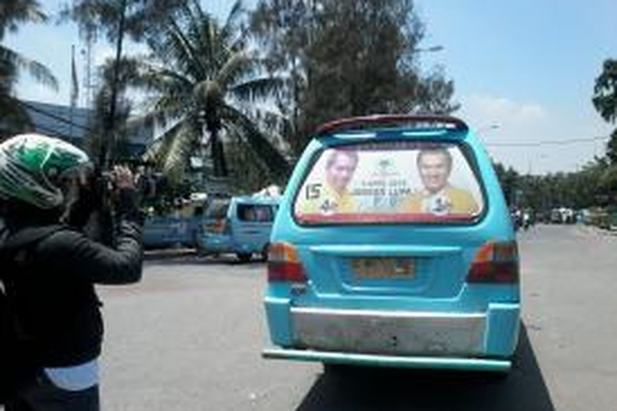 Atribut kampanye para caleg masih terlihat di sejumlah angkutan umum di Terminal Tanjung Priok Jakarta Utara. Para sopir tidak mengetahui bahwa atribut kampanye sudah tidak diperbolehkan.