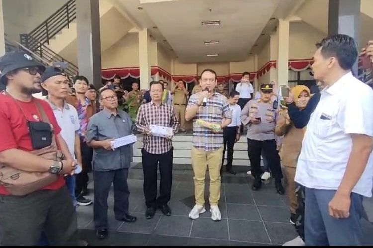 Warga dan perajin telur asin di Brebes mendatangi Kantor DPRD Brebes buntut protes pernyataan kontroversi Ketua DPRD DKI Jakarta Prasetyo Edi Marsudi, Senin (14/8/2023). 