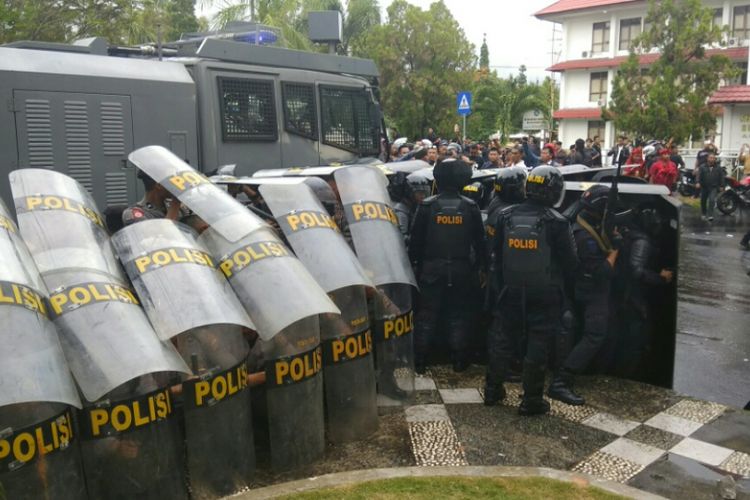 Polisi harus berhadapan dengan massa penolak kedatangan Fahri Hamzah di depan Kantor Gubernur Sulut, Sabtu (13/5/2017) 