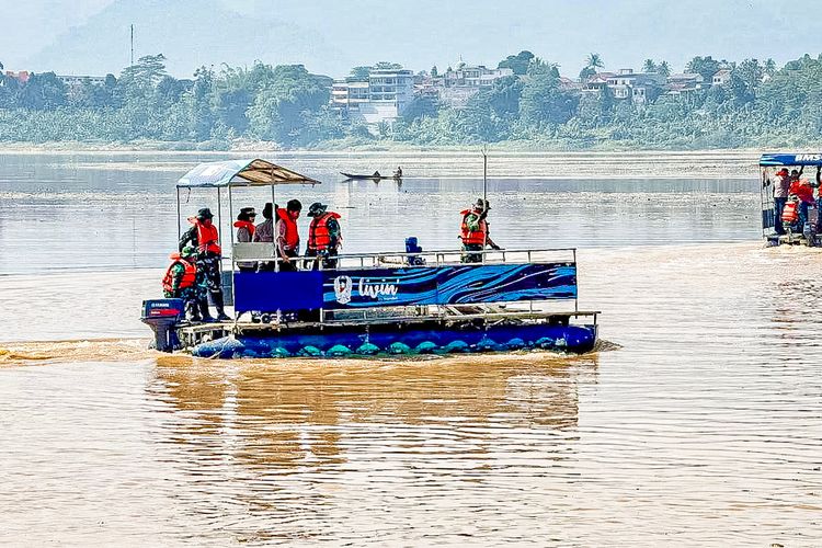 Eceng Gondok Ancam PLTA Saguling, Personel TNI Diterjunkan Angkat Gulma Air