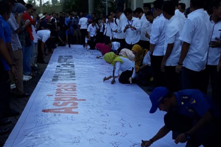 Para pegawai Badan Pengusahaan (BP) Batam melakukan penandatanganan penolakan Ex Officio di sebuah spanduk, Kamis (9/5/2019). 