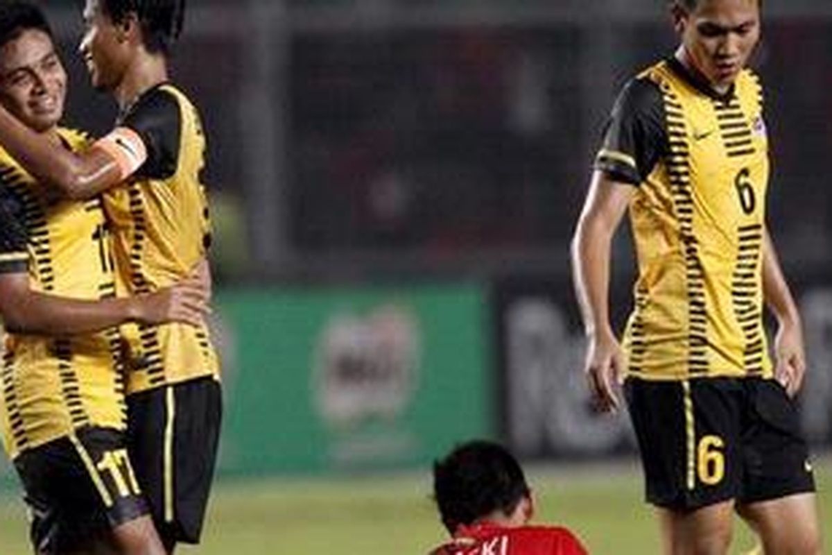 Pemain Malaysia merayakan kemenangan usai bertanding melawan Indonesia pada laga penyisihan Grup A cabang sepak bola SEA Games XXVI/2011 di Stadion Utama Gelora Bung Karno, Senayan, Jakarta, Kamis (17/11/2011). Malaysia unggul 1-0. 