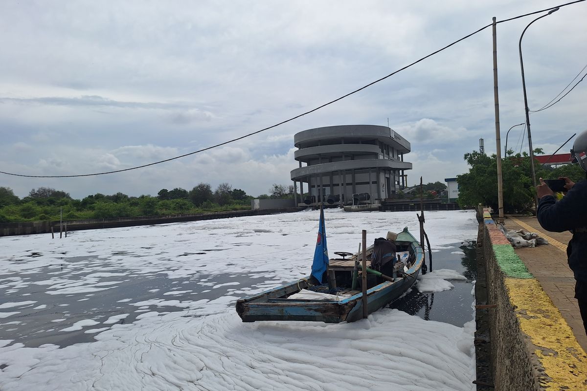 Busa Putih di Kali Kamal Disebut Muncul sejak Adanya Rumah Pompa