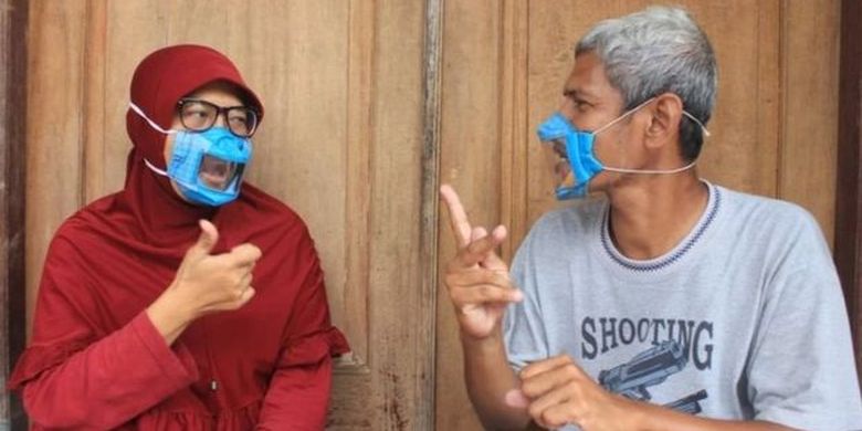 Dwi Rahayu setiap hari dibantu oleh suaminya yang juga tunarungu ketika membuat masker transparan 