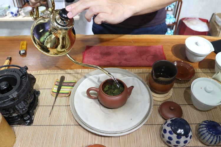 Proses menyeduh daun teh dalam teko otentik di kedai teh Pieces of Peace, proses yang dilakukan oleh tea master ini bisa dilihat langsung oleh pengunjung.