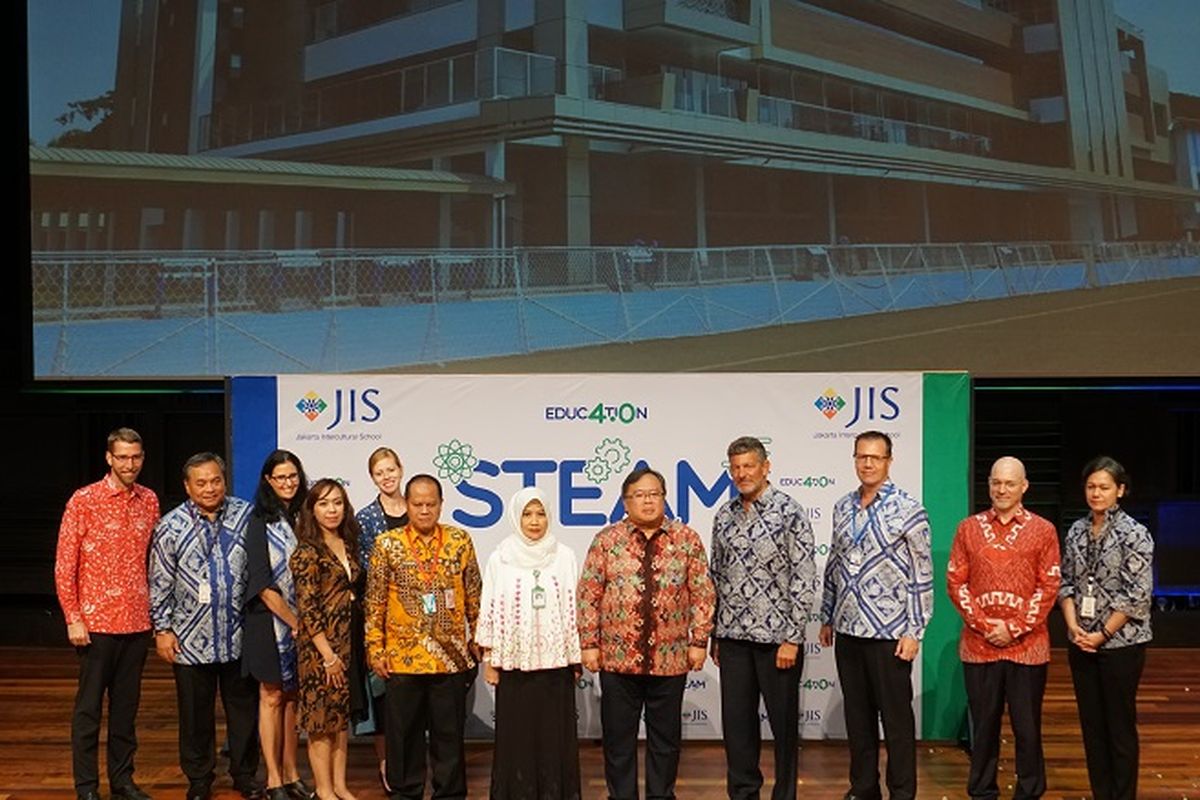 Pihak Jakarta Intercultural School (JIS), Menristek, dan perwakilan Kementerian Pendidikan dan Kebudayaan dalam paparan dan inspirasi tentang Education 4.0 di JIS, Jakarta, Kamis (16/1/2020). 