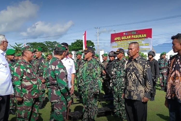 Danrem 162/WB Brigjen TNI Sudarwo Aris Nurcahyo saat mengecek kesiapan personil pengamanan Presiden Jokowi di Bima, Rabu (28/12/2022).