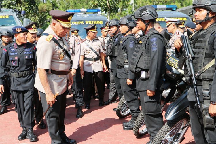 Kapolda Sumut Irjen Paulus Waterpauw memeriksa pasukan pengamanan pesta pernikahan Manapot Horja Kahiyang-Bobby, Senin (20/11/2017).