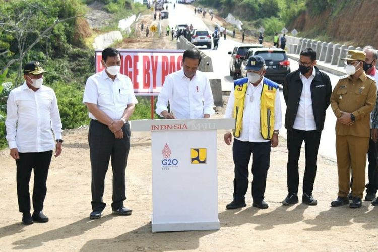 Presiden Joko Widodo saat meresmikan Jalan Bypass Balige, yang ada di Kabupaten Toba, Sumatera Utara, Rabu (2/2/2022).