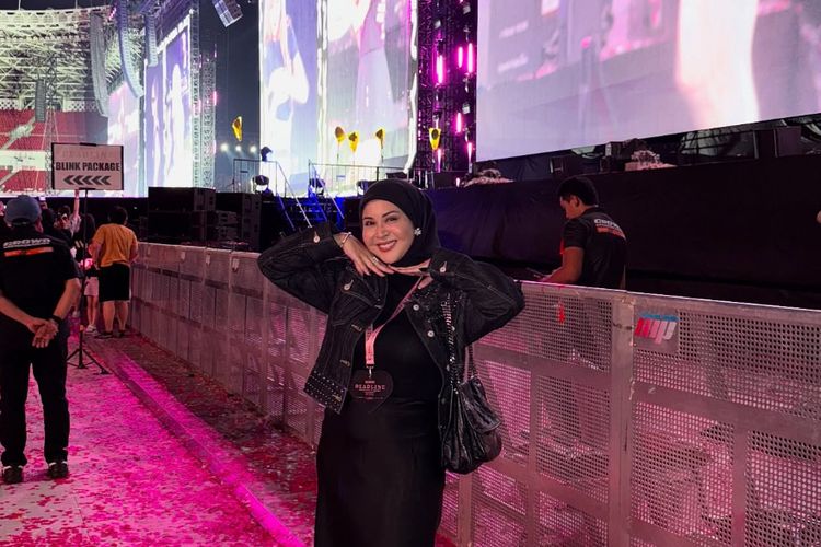 Para seleb tampil stylish saat menonton konser BLACKPINK di Jakarta. Dari nuansa pink?hitam hingga gaya kasual yang chic, semua hadir dengan look standout.