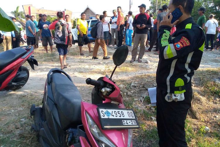 Situasi pascakecelakaan di jalan raya Gondangmanis, di dekat SMAN Bandar Kedungmulyo, Kabupaten Jombang, Jawa Timur, Selasa (3/9/2024). Mobil boks tabrak seorang polisi dan sejumlah anak yang hendak menyeberang.