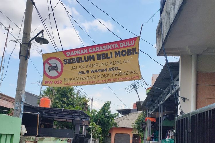 Spanduk larangan parkir mobil di jalanan Kampung Bulak Macan RW 022, Harapan Jaya, Bekasi Utara.