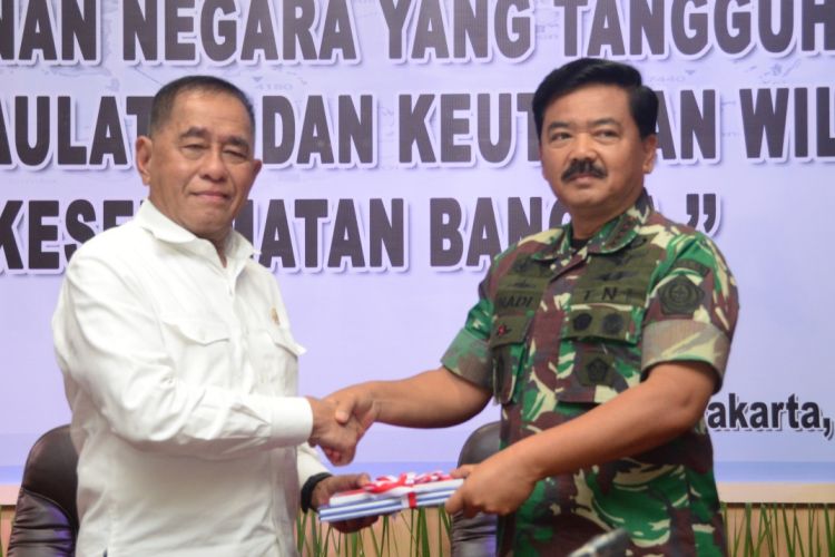 Menteri Pertahanan Ryamizard Ryacudu menyerahkan kebijakan pertahanan negara 2019 kepada Panglima TNI Marsekal Hadi Tjahjanto saat Rapat Pimpinan Kementerian Pertahanan pada pertengahan Januari lalu.