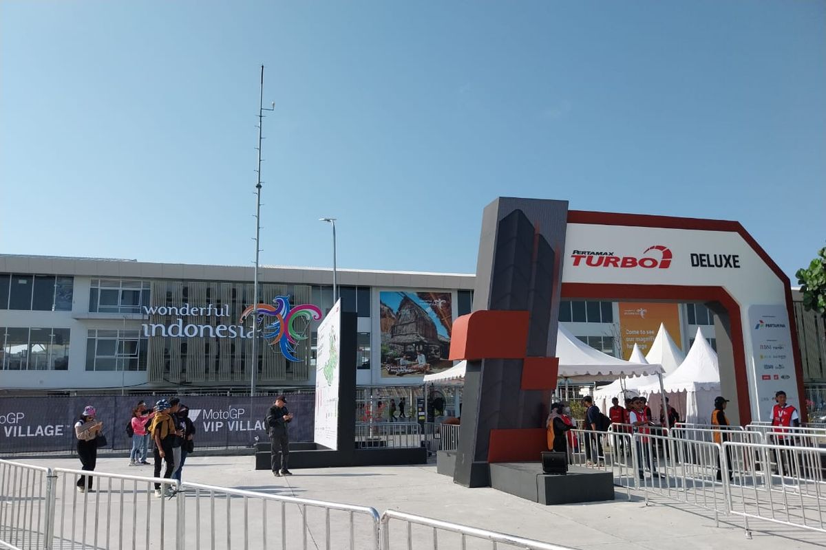 Suasana menjelang balapan utama MotoGP Mandalika 2023 di Sirkuit Mandalika, Lombok, Nusa Tenggara Barat, Minggu (15/10/2023). 