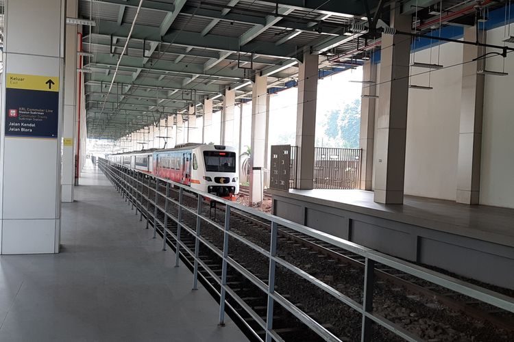 Salah satu rangkaian kereta bandara yang melintas di Stasiun BNI City, Dukuh Atas, Jakarta Pusat, Kamis (19/11/2020). Stasiun yang juga biasa disebut Stasiun Sudirman Baru ini adalah salah satu stasiun yang melayani pemberhentian dan keberangkatan Kereta Bandara Soekarno-Hatta.