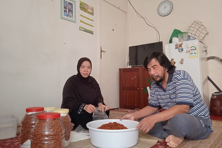 Sarindo, 55, bersama isri tengah menyiapkan bawang goreng yang bisa dijual ke rumah makan Indonesia di Riyadh, Arab Saudi, Jumat (28/1/2022). Sarindo adalah pekerja migran Indonesia di Arab Saudi yang tak kuasa pulang ke Tanah Air setelah kena PHK dari sebuah perusahaan swasta lokal di Riyadh. Dia tengah membutuhkan bantuan pemerintah Indonesia untuk mendesak bekas perushaannya menunaikan kewajiban membayar gaji 14 bulan dan pesangon kepada dirinya.