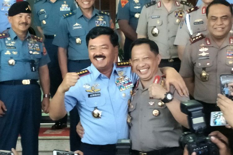 Panglima TNI Marsekal Hadi Tjahjanto dan Kepala Polri Jenderal Tito Karnavian berfoto bersama usai memberikan keterangan pers di Markas Besar TNI, Cilangkap, Jakarta Timur, Senin (11/12/2017).