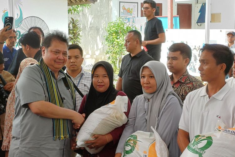 Menteri Koordinator bidang Perekonomian (Menko) Airlangga Hartarto meminta keluarga penerima manfaat bantuan sosial (Bansos) di Lombok Tengah, Nisa Tenggara Barat (NTB) berterimakasih ke Presiden Joko Widodo, Minggu  (14/1/2024).