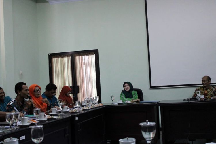 Pertemuan antara perwakilan BKDPP Pemkab Jombang, perwakilan honorer kategori II, serta Dewan Perwakilan Rakyat Daerah (DPRD) Jombang yang diwakili Komisi A, terkait perekrutan pegawai kontrak pemerintah atau Pegawai Pemerintah dengan Perjanjian Kerja (PPPK), Jumat (15/2/2019).