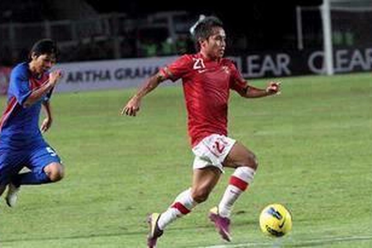 Pemain Timnas Indonesia, Andik Vermansyah membawa bola dikejar oleh pemain belakang Kamboja saat pertandingan penyisihan SEA Games 26 di Stadion Gelora Bung Karno, Jakarta Pusat, Senin (7/11/2011). Pertandingan ini dimenangkan Indonesia dengan skor 6-0.