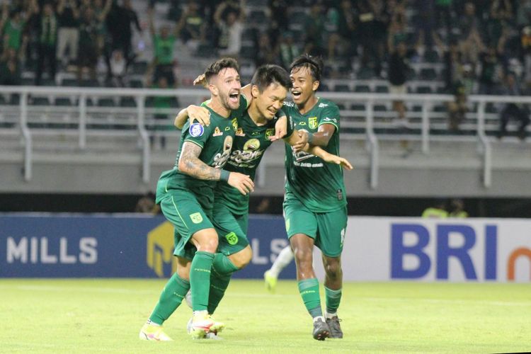 Pemain Persebaya Surabaya, Sho Yamamoto, merayakan gol ke gawang Persita Tangerang pada laga Liga 1 2022-2023 di Stadion Gelora Bung Tomo, Surabaya,, Senin (1/8/2022).