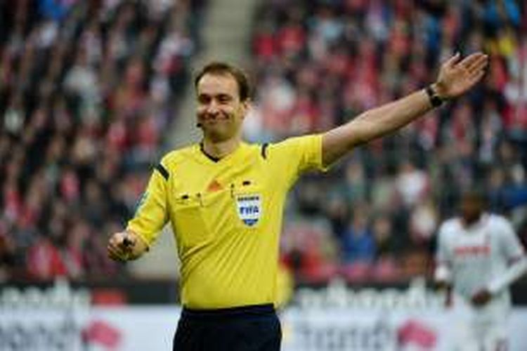 Wasit Bundesliga, Bastian Dankert, sedang memimpin laga antara Koeln dan Hannover, pada 18 Oktober 2015.