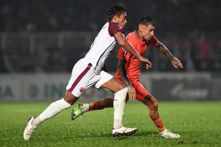 Pemain Borneo FC Stefano Lilipaly dijaga ketat pemain PSM Makassar Erwin Gutawa saat babak 8 besar Piala Presiden 2022 yang berakhir dengan skor 2-1 di Stadion Segiri Samarinda, Minggu (3/7/2022) malam.