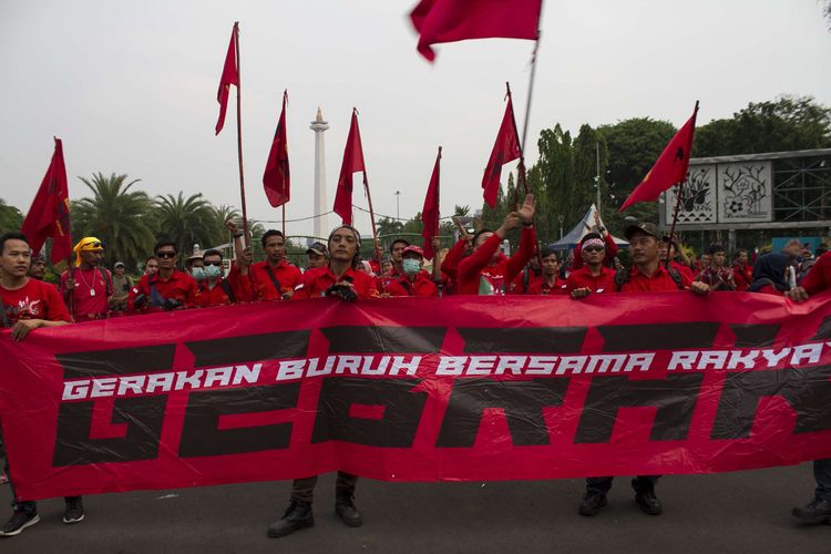 Memperingati hari HAM sedunia masyarakat turun ke jalan lakukan demonstrasi di Taman Pandang Monas, Gambir, Jakarta Pusat, Selasa, (10/12/2019). Para demonstran yang tergabung dari buruh, pelajar, dan mahasiswa menuntut pemerintah agar menyelesaikan seluruh permasalahan HAM di Indonesia.