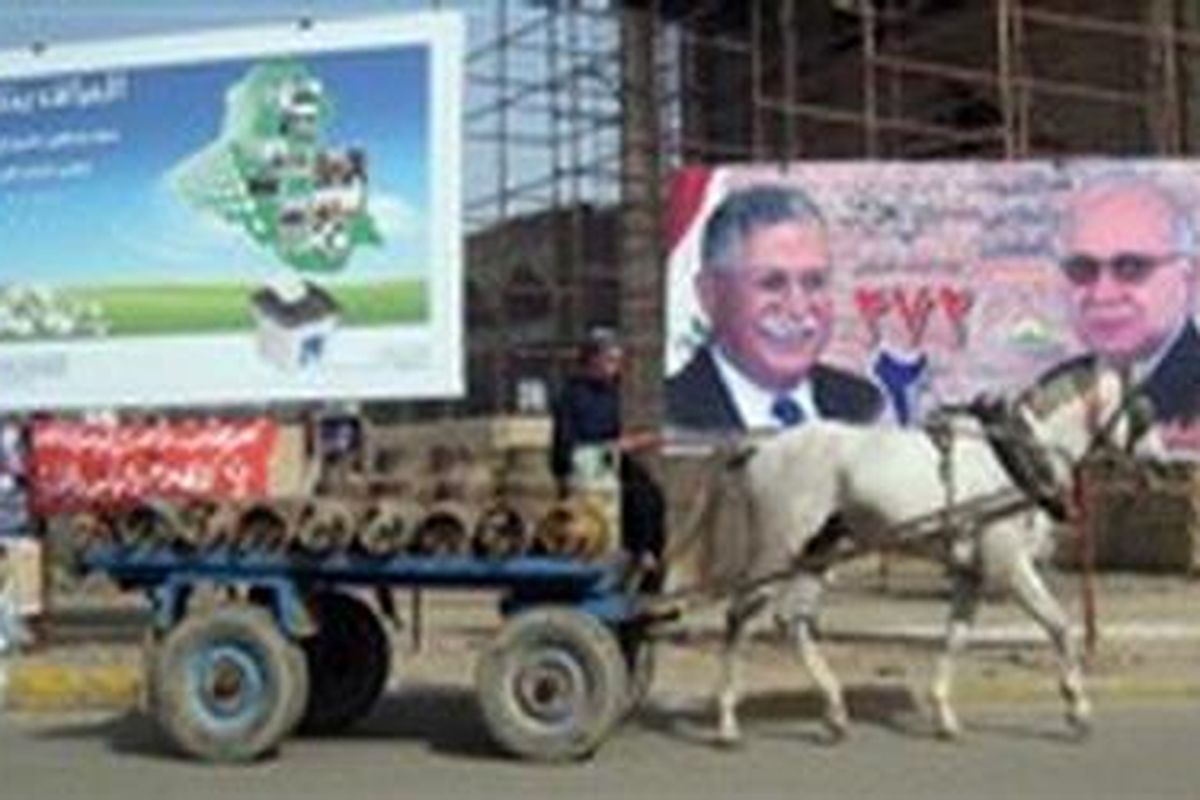 Seorang pedagang naik pedati di tengah poster-poster kampanye pemilu di Baghdad, Senin (22/2/2010)