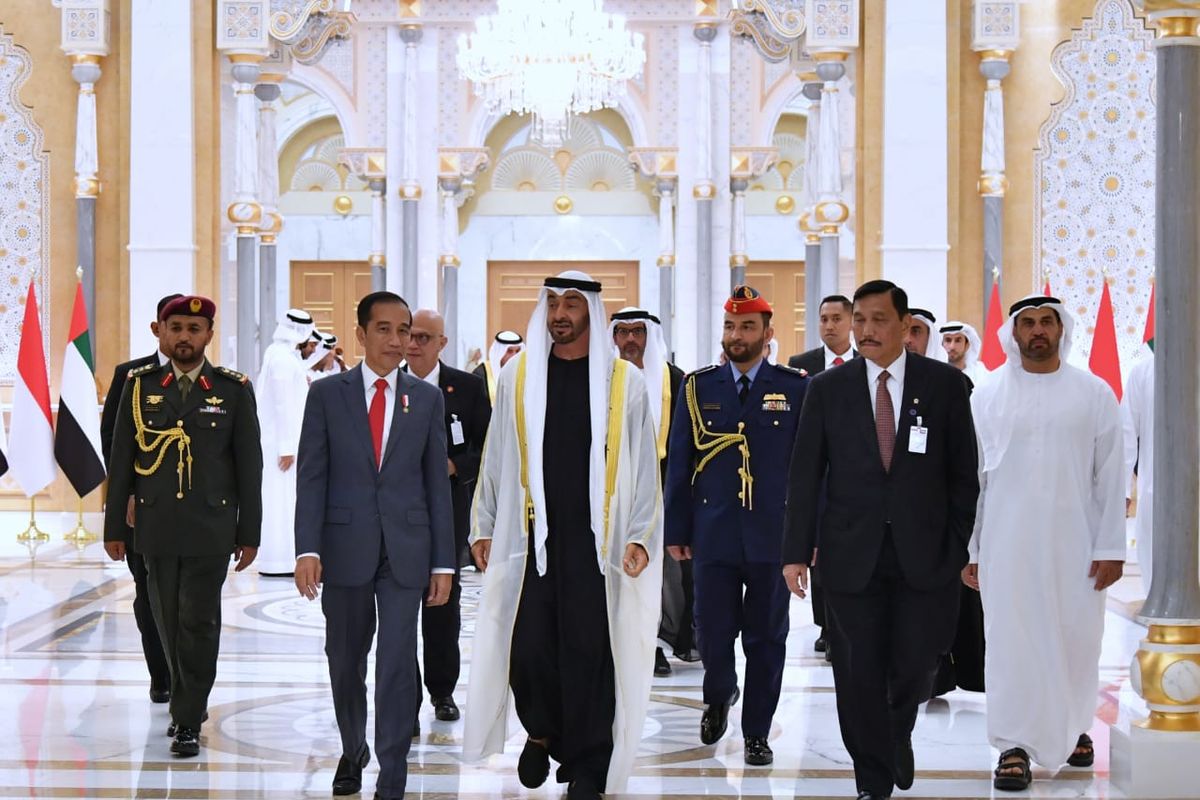 Presiden Jokowi bertemu dengan Putra Mahkota Abu Dhabi dan Wakil Panglima Tertinggi Angkatan Bersenjata UEA Mohamed bin Zayed di Istana Kepresidenan Qasr Al Watan di Abu Dhabi, UEA, pada Minggu (12/2/2020).