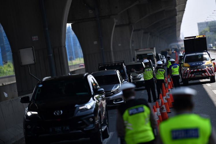 Petugas kepolisian memeriksa sejumlah kendaraan yang melintas di jalan Jakarta-Cikampek, Cikarang Barat, Jawa Barat, Kamis (7/5/2020). Pemerintah menyatakan masyarakat Indonesia tetap dilarang mudik, tapi ada pengecualian bagi ASN, prajurit TNI dan Polri, pegawai BUMN, lembaga usaha, dan LSM yang berhubungan dengan percepatan penanganan COVID-19 serta masyarakat yang keluarganya meninggal atau keluarga sakit, repatriasi, pekerja migran Indonesia, TKI, dan pelajar atau mahasiswa yang akan kembali ke tanah air. ANTARA FOTO/Sigid Kurniawan/aww.