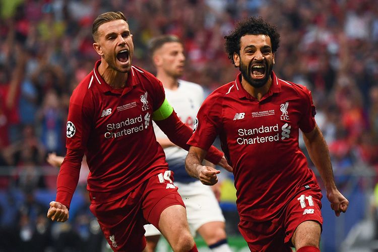 Pemain Liverpool Mohamed Salah (kanan) merayakan gol bersama rekan setimnya, Jordan Henderson, saat melawan Tottenham Hotspur pada final Liga Champions 2019 di Stadion Wanda Metropolitano, Madrid, Sabtu (1/6/2019) atau Minggu dini hari. Liverpool menjadi juara Liga Champions 2018-2019 setelah mengalahkan Tottenham Hotspur 2-0.