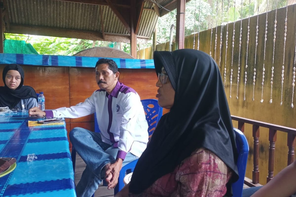 IM didampingi Ketua Lembaga Perlindungan Anak Indonesia (LPAI) Provinsi Jambi, Amsyarnedi Asnawi, saat diwawancarai awak media, Sabtu (5/7/2025).
