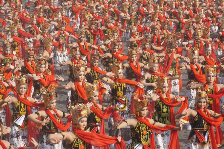 Total 1.301 terlibat dalam Gandrung Sewu 2018 yang digelar di Pantai Boom Banyuwangi Sabtu (20/10/2018)