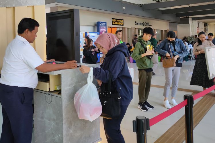 Penumpang kereta di Daop 8 Surabaya, Jumat (13/9/2024).