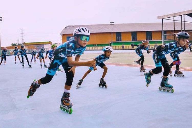 Beberapa anak berlatih sepatu roda di Grand Wisata Inline Skate, Kabupaten Bekasi