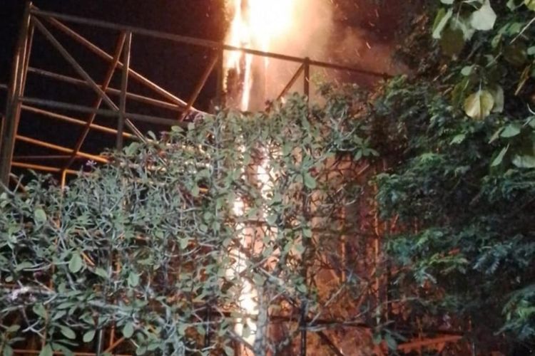 Pohon randu alas yang terbakar di Kalurahan Pleret, Kapanewon Pleret, Bantul. Kamis (12/10/2023) malam